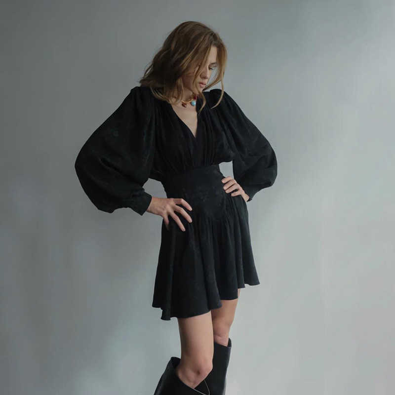 DEAT Spring Long Lantern Sleeve V Neck Black Embroidery Ruffles Short Mini Pleated Dress Women MH692 210709
