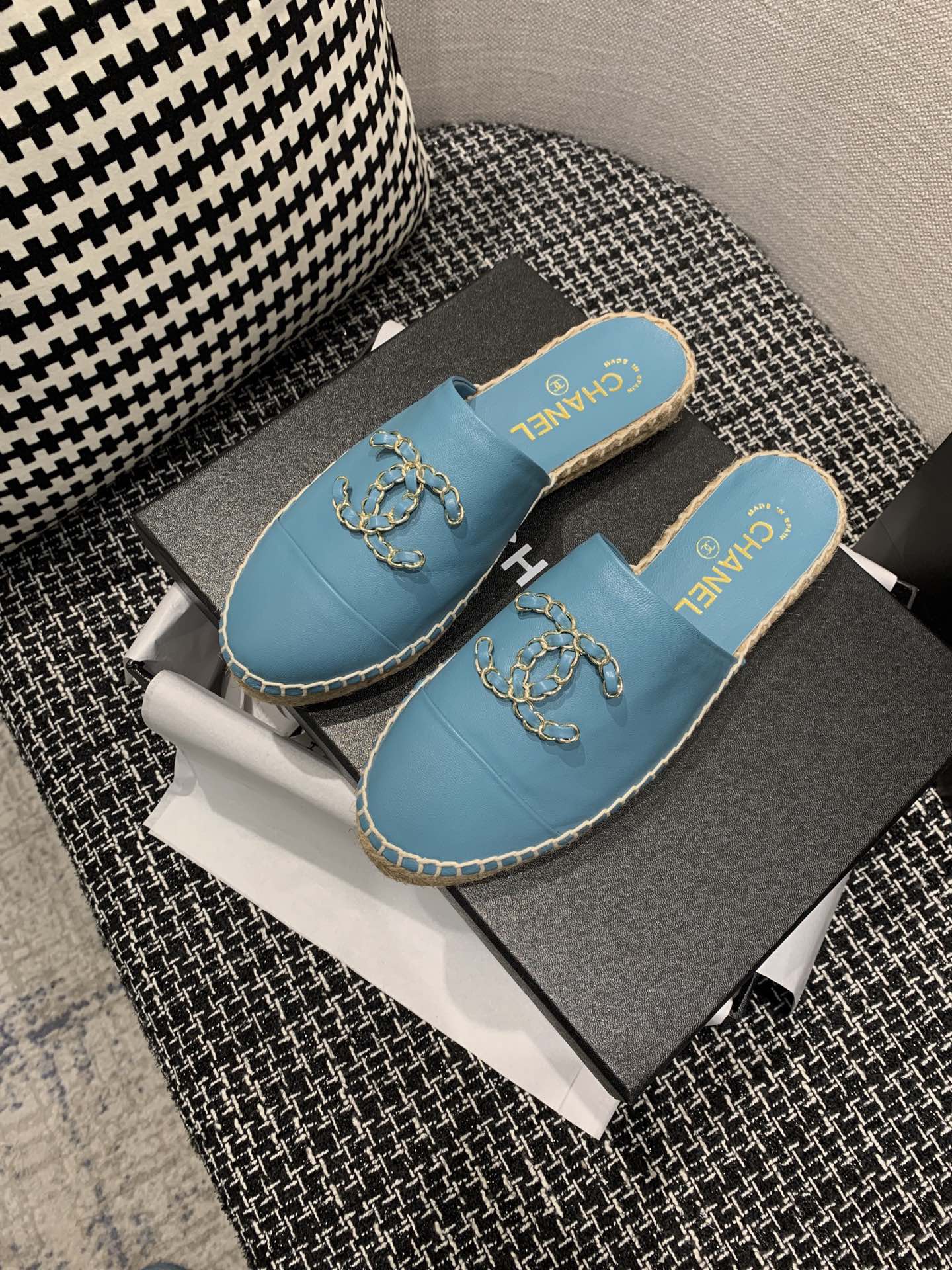 2021 Paris Ladies Luxury Designer Sandals Shoes Fashion Summer Women's Beach Women's Beach Shoes Loafers Original Box Packaging 180, Style 3
2021 Paris Ladies Luxury Designer Sandals Shoes Fashion Summer Women's Beach Women's Beach Shoes Loafers Original Box Packaging 180, Style 3
