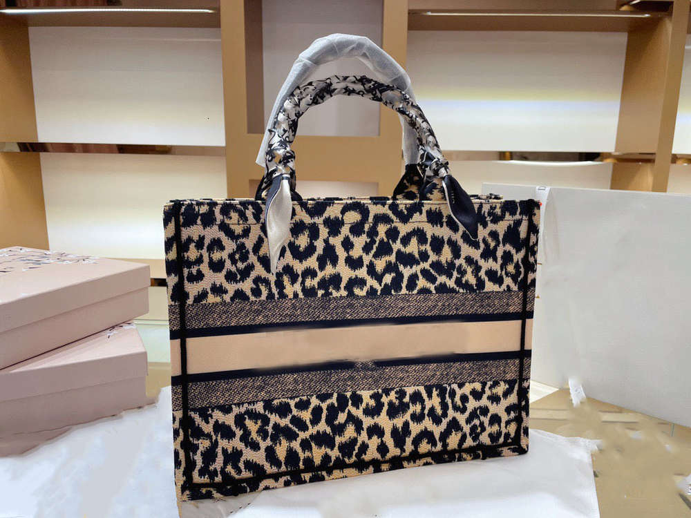 Bag D Spotted Leopard Print Luxury Handbag Top Quality Texture Fabric Hardware Crossbody Bag Fashion Casual Chain Shoulder Purse, Deep brown
Bag D Spotted Leopard Print Luxury Handbag Top Quality Texture Fabric Hardware Crossbody Bag Fashion Casual Chain Shoulder Purse, Deep brown