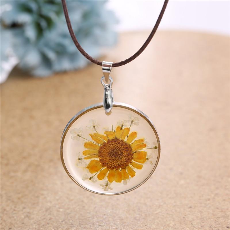 Pendant Necklaces 2021 Fashion Glass True Dried Flower Necklace Crystal Daisy Plant Specimen Yellow Charm Women Jewelry
Pendant Necklaces 2021 Fashion Glass True Dried Flower Necklace Crystal Daisy Plant Specimen Yellow Charm Women Jewelry