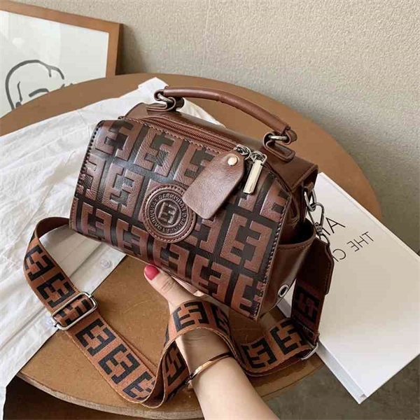 Design Bag new embossed letter hand fashion soft leather small square single shoulder diagonal women's bag Purses
Design Bag new embossed letter hand fashion soft leather small square single shoulder diagonal women's bag Purses