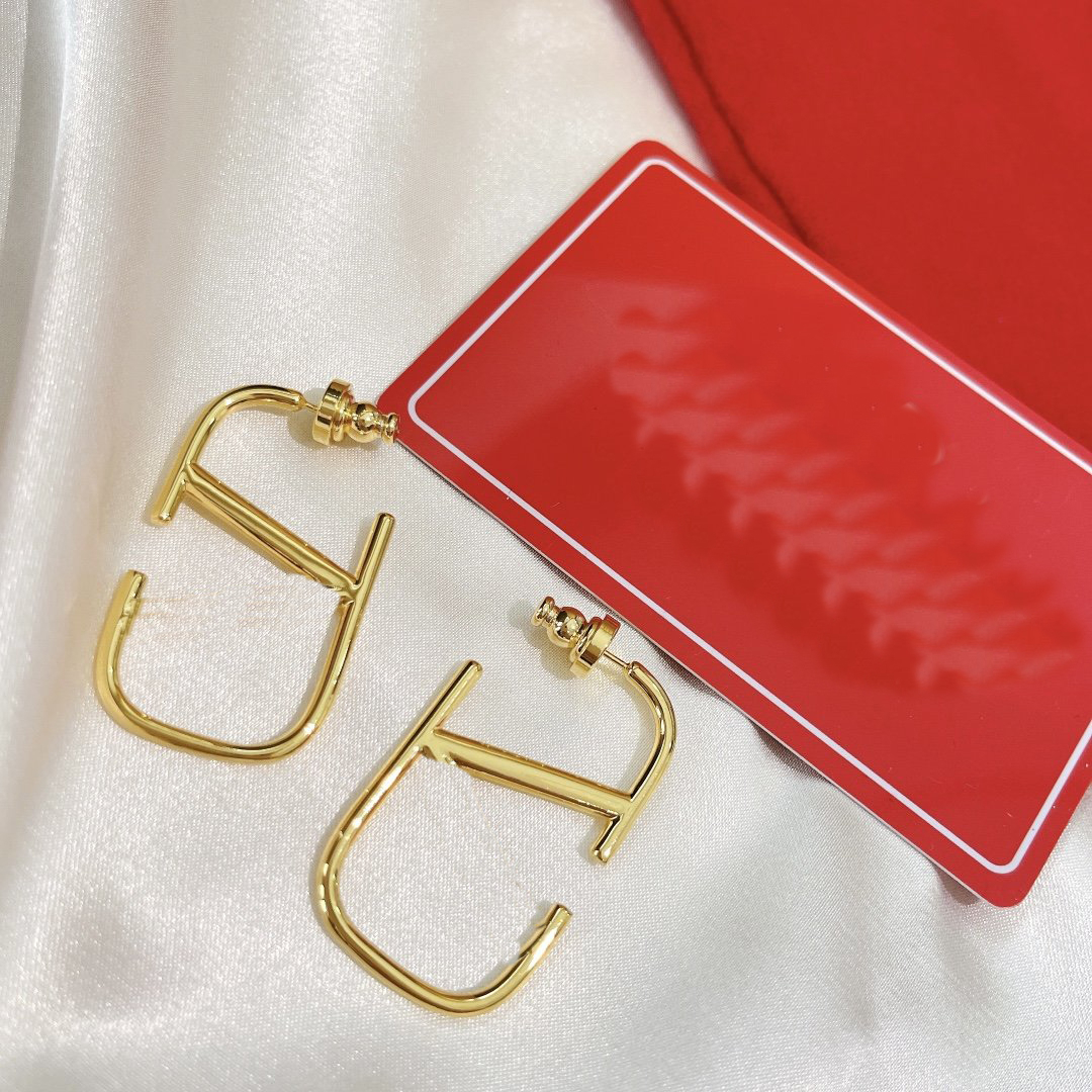 Fashion Designer Letter V Earrings pearl Stud Earring Women Tassel Love Internet Celebrity Earring Female Jewelry Luxury
Fashion Designer Letter V Earrings pearl Stud Earring Women Tassel Love Internet Celebrity Earring Female Jewelry Luxury