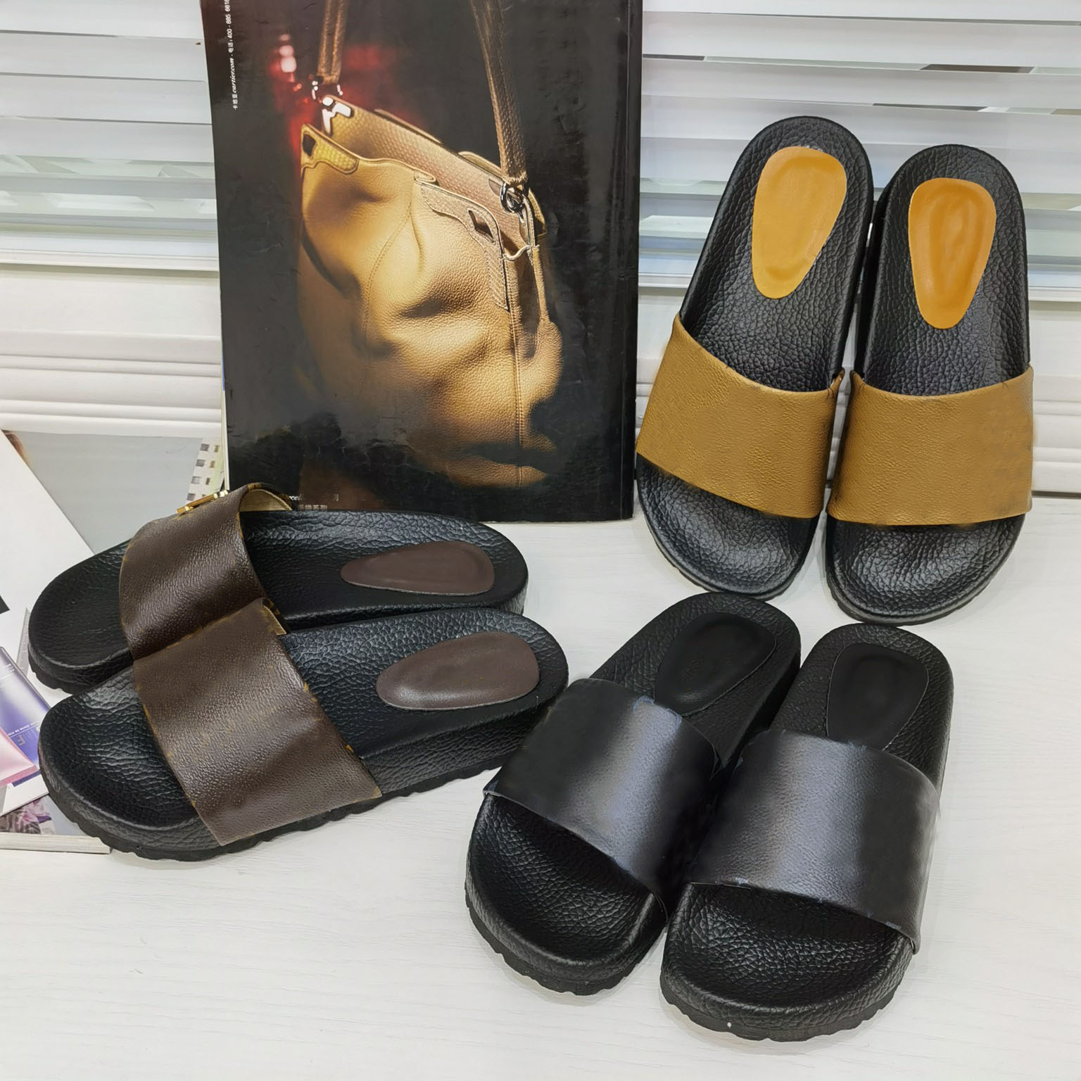 Pairs Fashion Rubber Designer Slide Slipper Gear Bottoms women Striped Sandal Causal Non-Slip Summer Huaraches Platform Flip Flops Slides
Pairs Fashion Rubber Designer Slide Slipper Gear Bottoms women Striped Sandal Causal Non-Slip Summer Huaraches Platform Flip Flops Slides