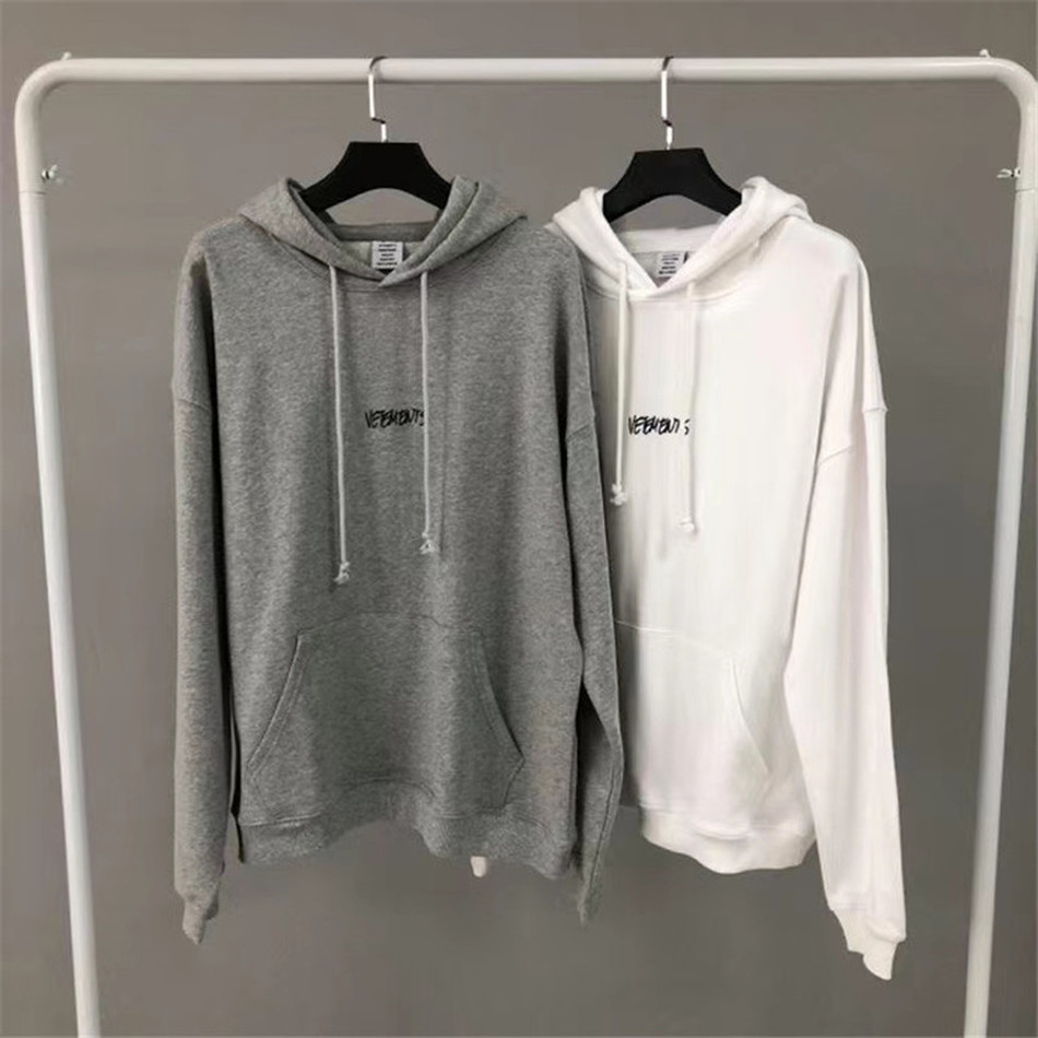 Oversize VETEMENTS Grey Written Logo Hoodie Men Women Vetements Sweatshirts Hood Textile Logo Patch VTM Hoodies Black Letters, White;black
Oversize VETEMENTS Grey Written Logo Hoodie Men Women Vetements Sweatshirts Hood Textile Logo Patch VTM Hoodies Black Letters, White;black