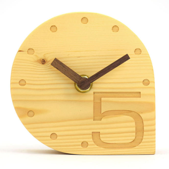 The latest table clocks, creative solid wood alarm clock, stylish wooden needles, silent small logs, many styles to choose from