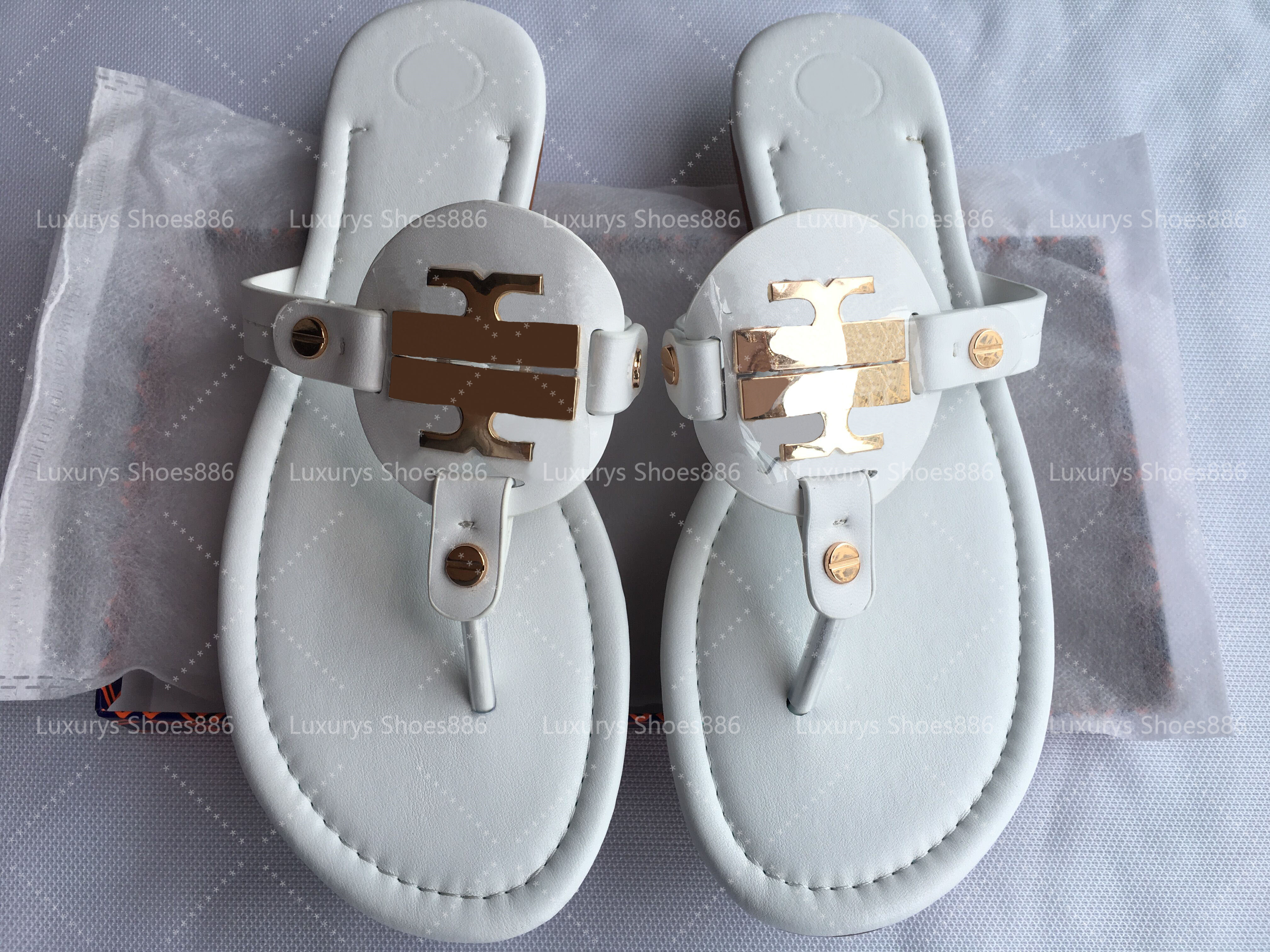 Summer 2021 Women's Sandals Beach Leather Slippers Indoor Slide Slipper Girls Classic Designer Flip Flop Shoe Sizes 35-42 with original box, Black
Summer 2021 Women's Sandals Beach Leather Slippers Indoor Slide Slipper Girls Classic Designer Flip Flop Shoe Sizes 35-42 with original box, Black