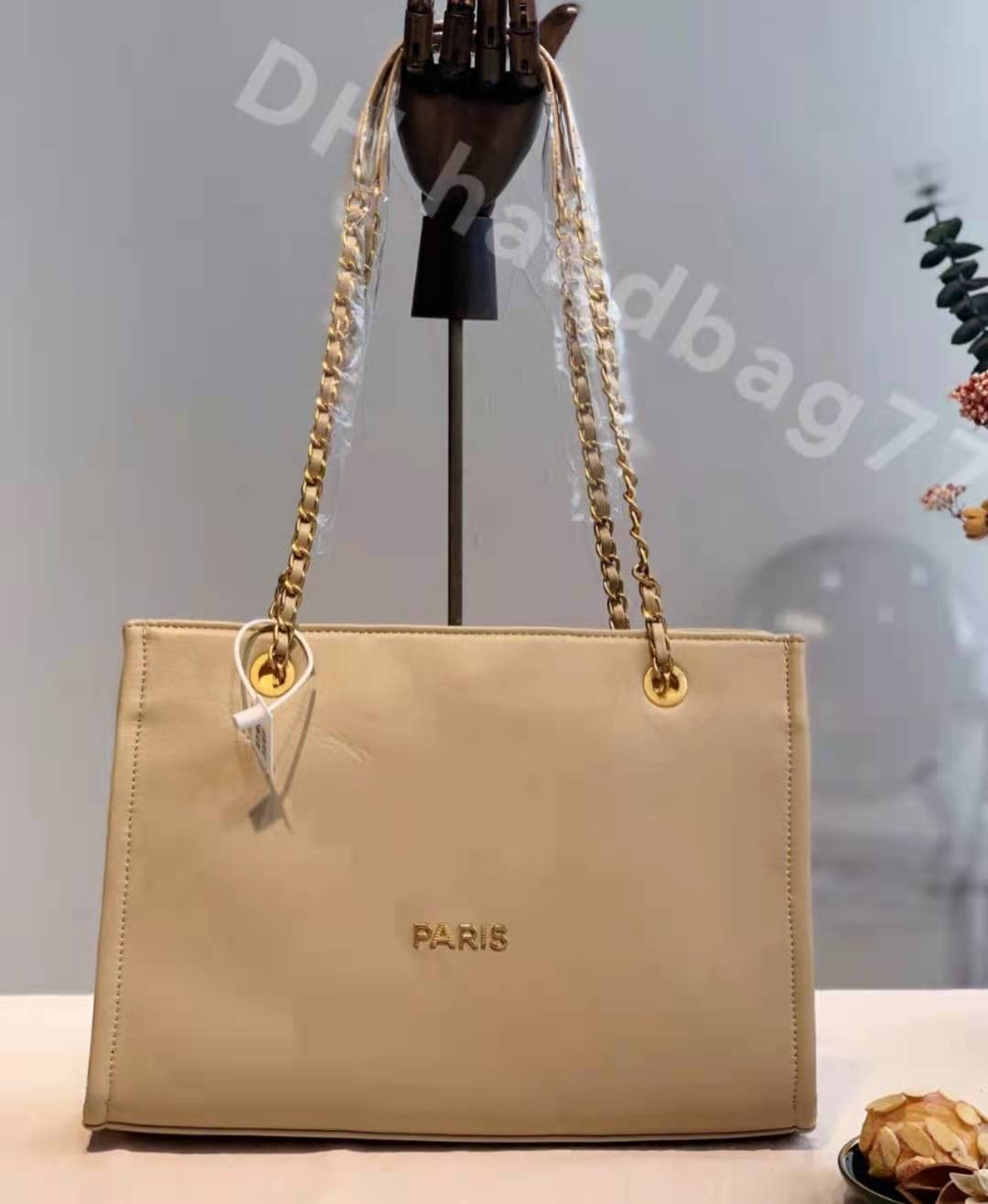 Fashion designer Women book tote Leather Chain Totes bag 4 colors 27cm solid checked elegant Paris holiday shopping bags
Fashion designer Women book tote Leather Chain Totes bag 4 colors 27cm solid checked elegant Paris holiday shopping bags