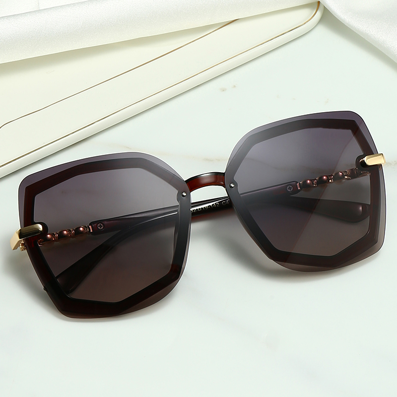 Designer beach glassesfashion sunglasses men's and women's glasses special for parties
Designer beach glassesfashion sunglasses men's and women's glasses special for parties