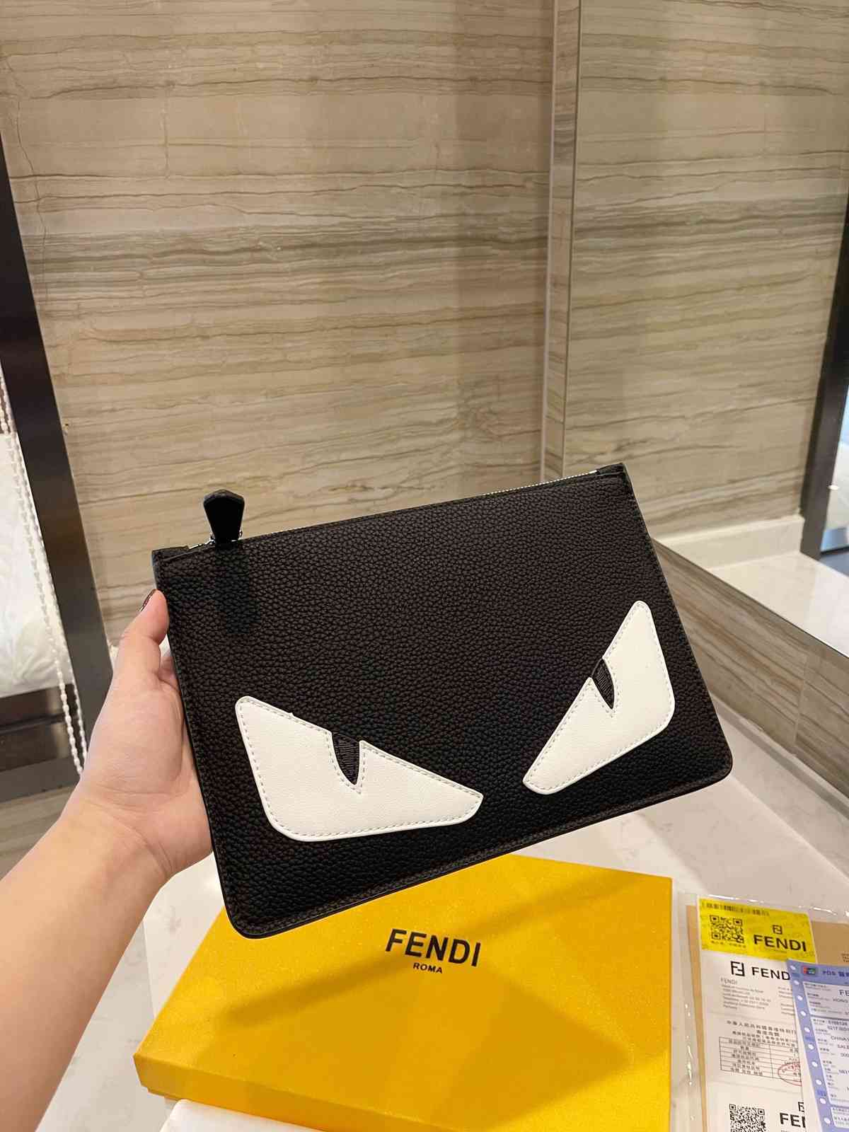 FD little monster yellow eyes Buddha hand bag hand bag cowhide men's and women's leisure fashion devil envelope bag Women Luxurys
FD little monster yellow eyes Buddha hand bag hand bag cowhide men's and women's leisure fashion devil envelope bag Women Luxurys