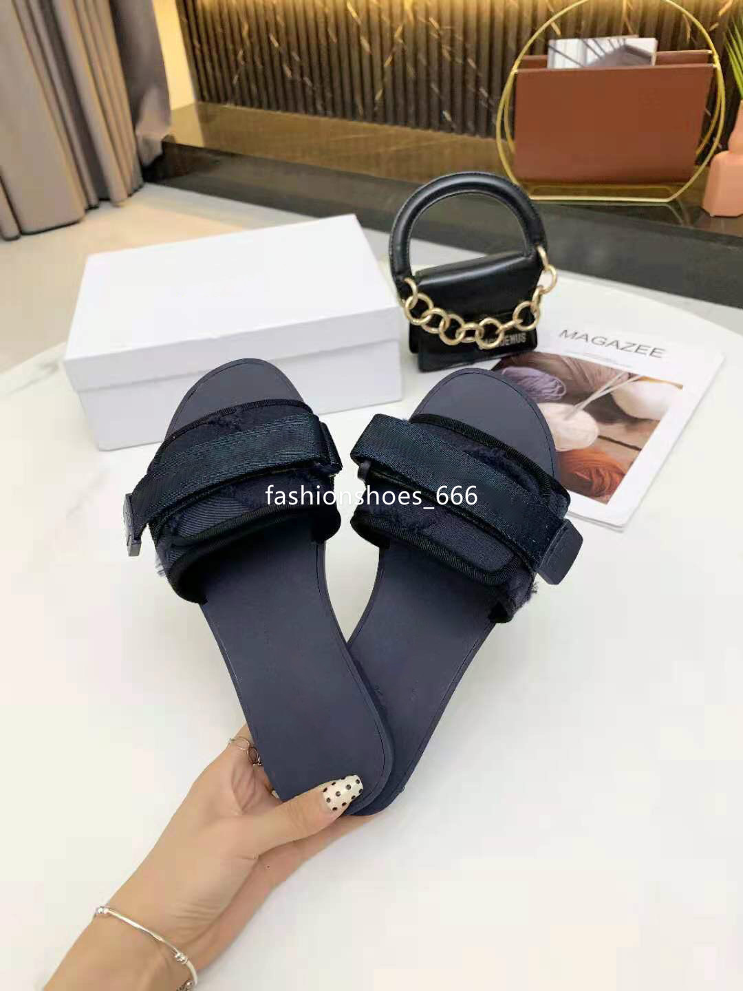 2021 Paris Womens Slippers Scuffs Summer Sandals Beach Slide Slippers Girls Flip Flops Loafers Beautiful Embroidered, Price difference
2021 Paris Womens Slippers Scuffs Summer Sandals Beach Slide Slippers Girls Flip Flops Loafers Beautiful Embroidered, Price difference