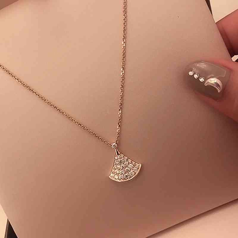Necklace Small Skirt Fan Shaped Imitation Silver Women's Clavicle Chain Full Diamond Rose Gold Luxury Niche Gift
Necklace Small Skirt Fan Shaped Imitation Silver Women's Clavicle Chain Full Diamond Rose Gold Luxury Niche Gift