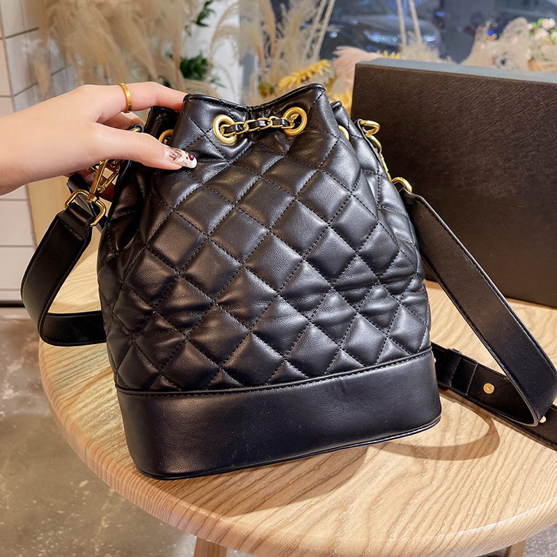 Womens Bucket Bags Classic Letter Stud Strap Top Handle Totes Drawstring Gold Hardware Crossbody Shoulder Quilted Matelasse Chain Designer L
Womens Bucket Bags Classic Letter Stud Strap Top Handle Totes Drawstring Gold Hardware Crossbody Shoulder Quilted Matelasse Chain Designer L