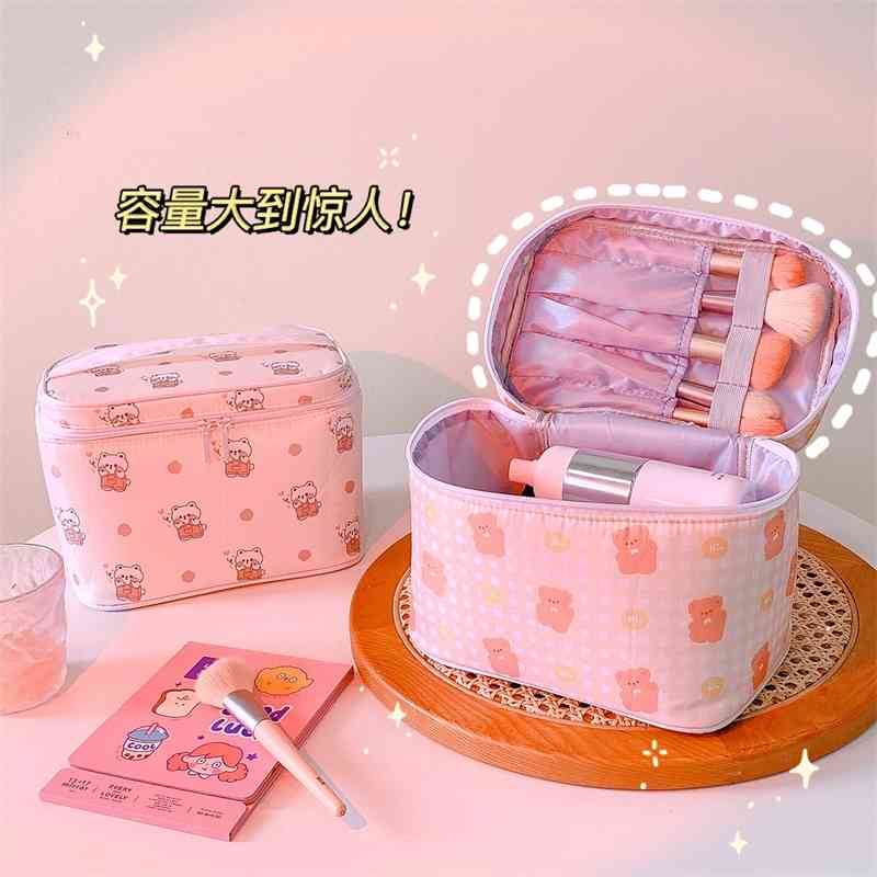 Yilan cartoon large capacity portable ins wind travel washing cosmetic storage bag, Cub cub
Yilan cartoon large capacity portable ins wind travel washing cosmetic storage bag, Cub cub