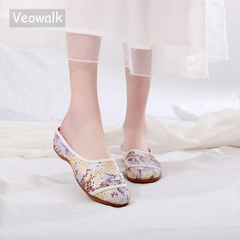 Slippers Veowalk Chinese Silk Embroidered Women Mules Slipper All Seasons Comfortable Ladies Old Beijing Flat Slides Shoes, Red
Slippers Veowalk Chinese Silk Embroidered Women Mules Slipper All Seasons Comfortable Ladies Old Beijing Flat Slides Shoes, Red