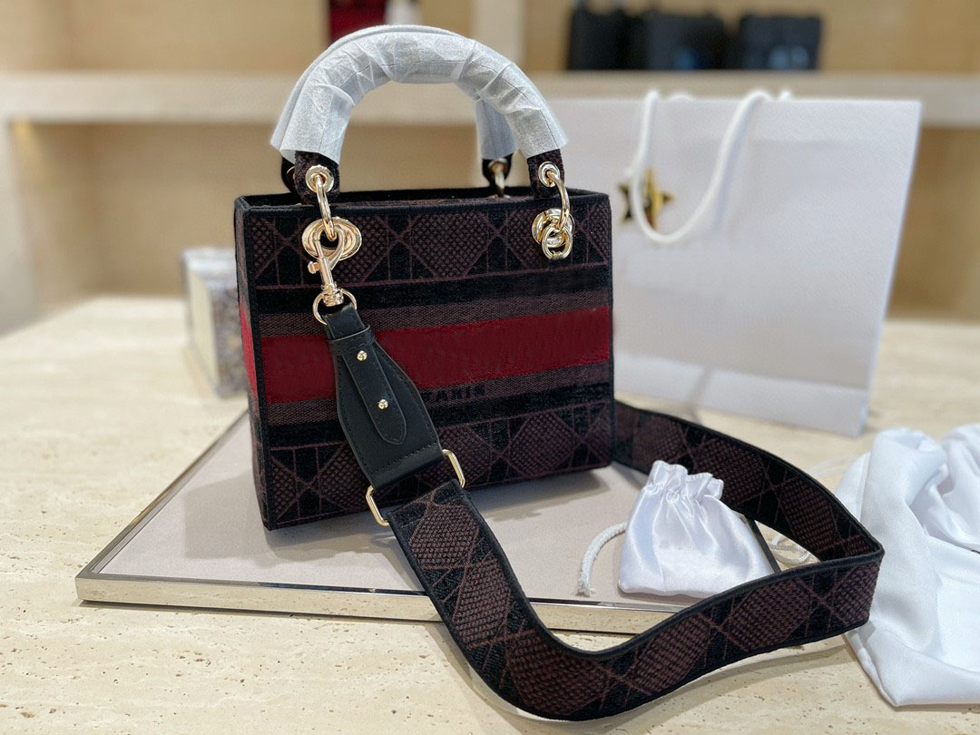 2021 top quality designer luxury shoulder bag embroidery Princess Diana, Make up the difference
2021 top quality designer luxury shoulder bag embroidery Princess Diana, Make up the difference