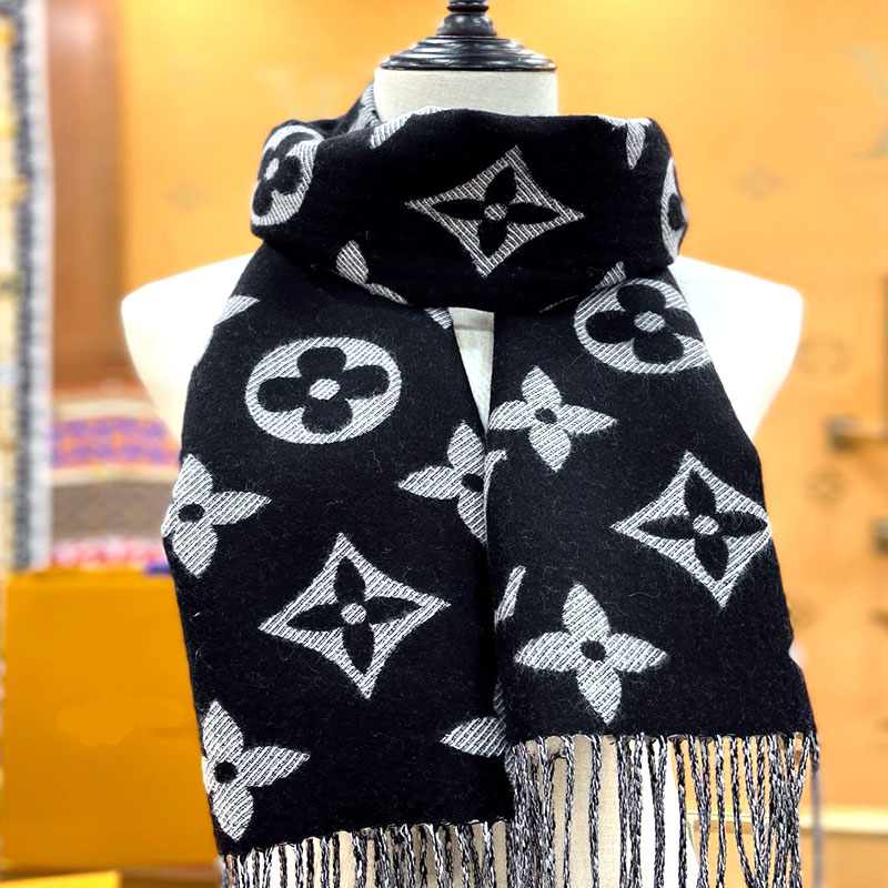2021 new fashion designer scarf high-end atmosphere simple casual wool scarf unisex style specifications 34*180cm
2021 new fashion designer scarf high-end atmosphere simple casual wool scarf unisex style specifications 34*180cm