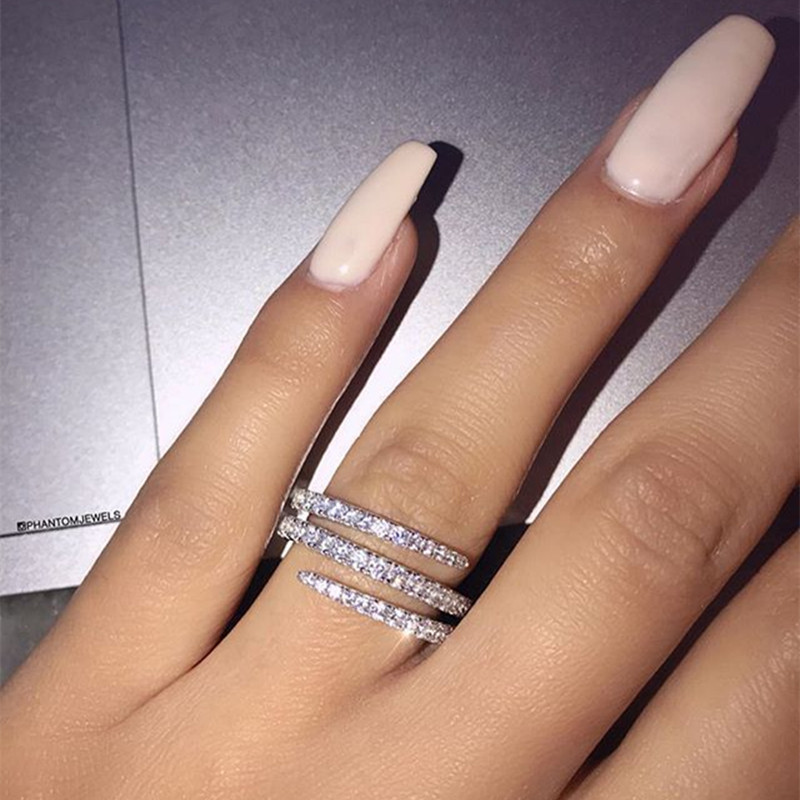2021 fashion inlaid zircon ladies With Side Stones ring three-ring surround design all-match luxury party jewelry gift
2021 fashion inlaid zircon ladies With Side Stones ring three-ring surround design all-match luxury party jewelry gift