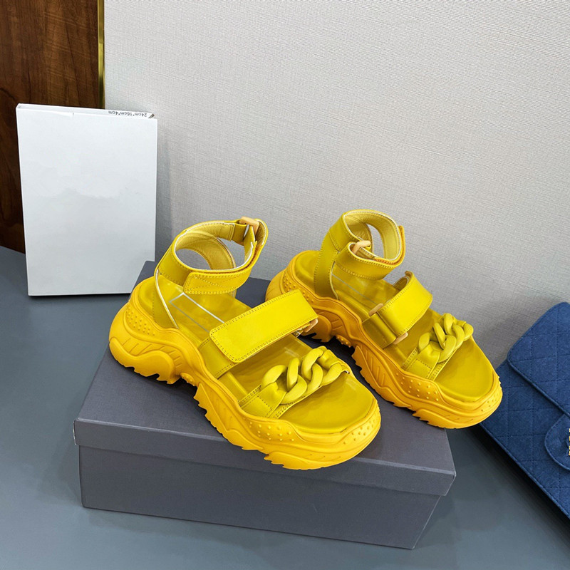 2021 Spring and summer fashion leisure ladies casual sandals temperament flat sports non-slip shoes letters outdoor beach shoes High quality
2021 Spring and summer fashion leisure ladies casual sandals temperament flat sports non-slip shoes letters outdoor beach shoes High quality