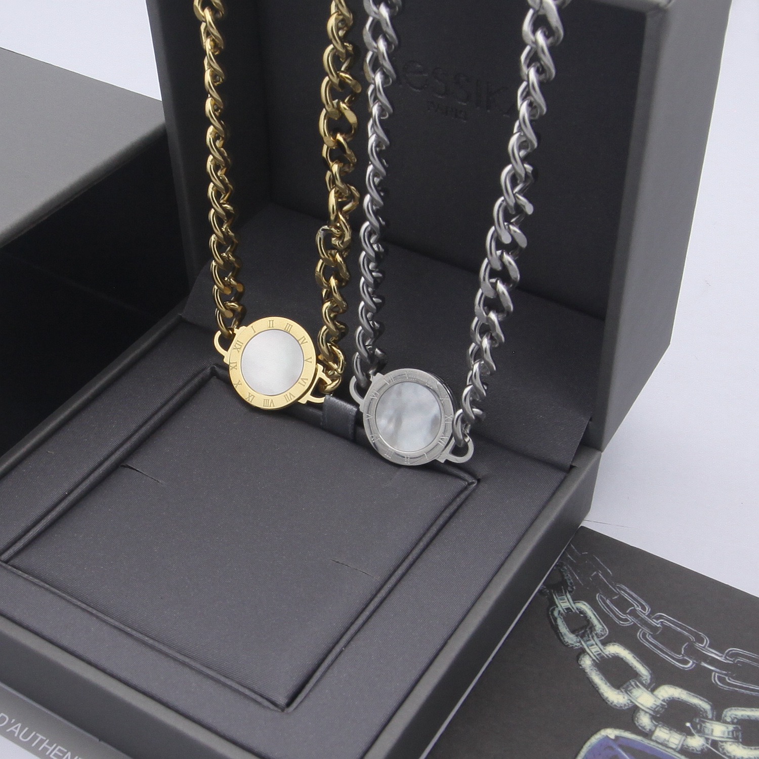 Women designer Jewelry gold necklace with Shell Circle Pendant Stainless Steel Roman numerals Silver Chains Choker Long Necklaces
Women designer Jewelry gold necklace with Shell Circle Pendant Stainless Steel Roman numerals Silver Chains Choker Long Necklaces