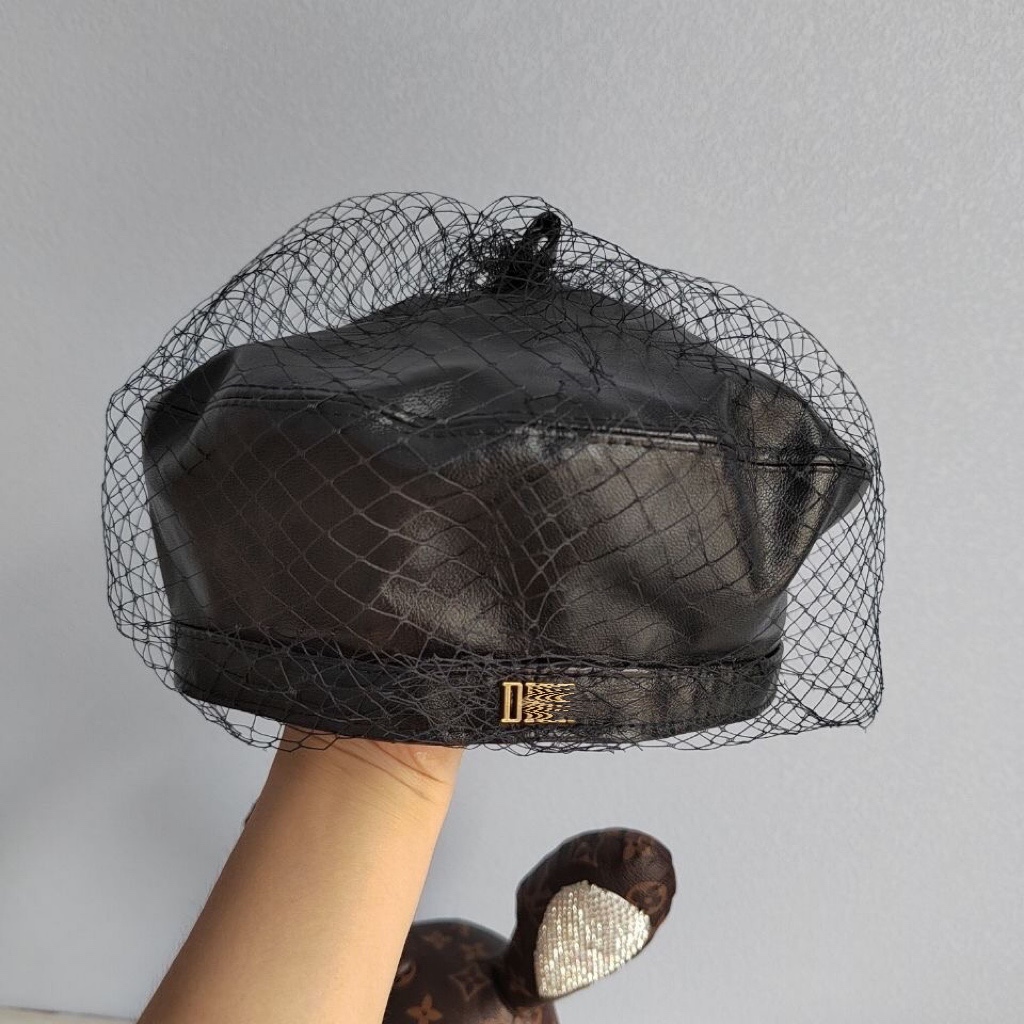 2022 designer women berets caps black leather women high quality party prom evening lady net beret fast ship
2022 designer women berets caps black leather women high quality party prom evening lady net beret fast ship