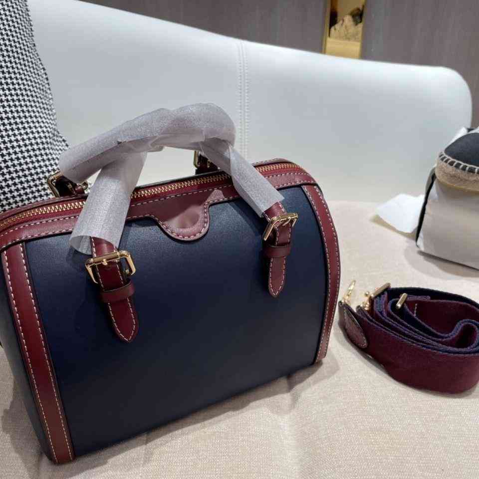 2021 New Retro women's Single Shoulder Messenger portable versatile cowhide buet organ saddle bag tide YLR
2021 New Retro women's Single Shoulder Messenger portable versatile cowhide buet organ saddle bag tide YLR