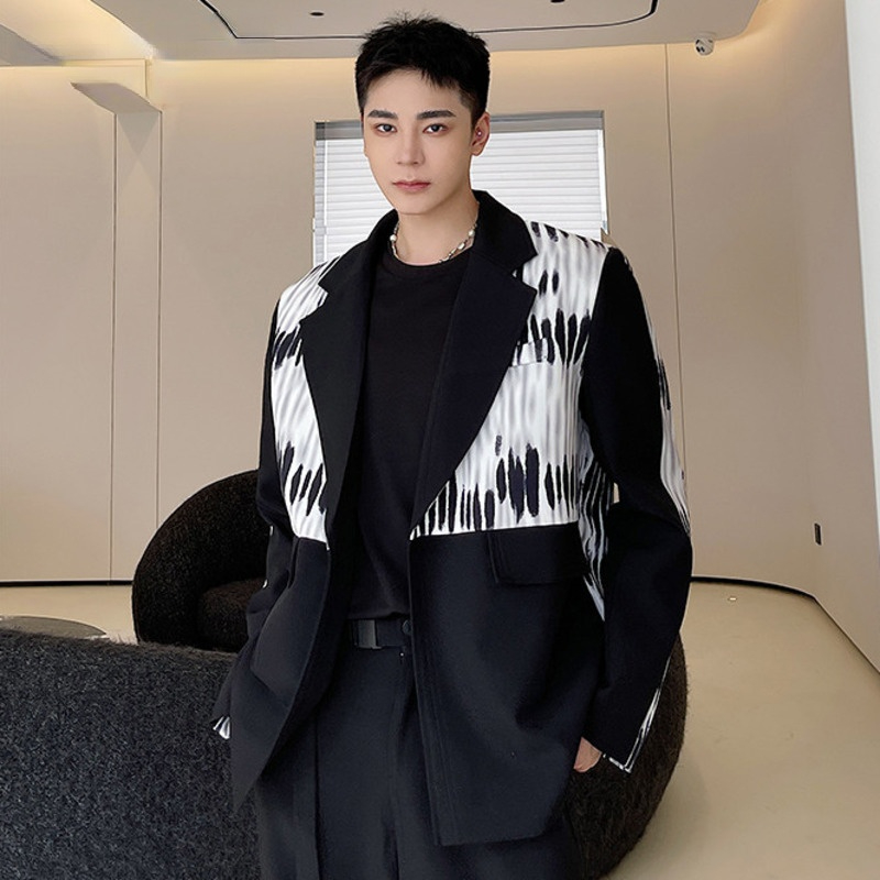 Menswear Fashion Contrast Spliced Blazers Men's New Loose Notched Single Button Long Sleeve Suit Jacket Tide Autumn 2021, White;black
Menswear Fashion Contrast Spliced Blazers Men's New Loose Notched Single Button Long Sleeve Suit Jacket Tide Autumn 2021, White;black