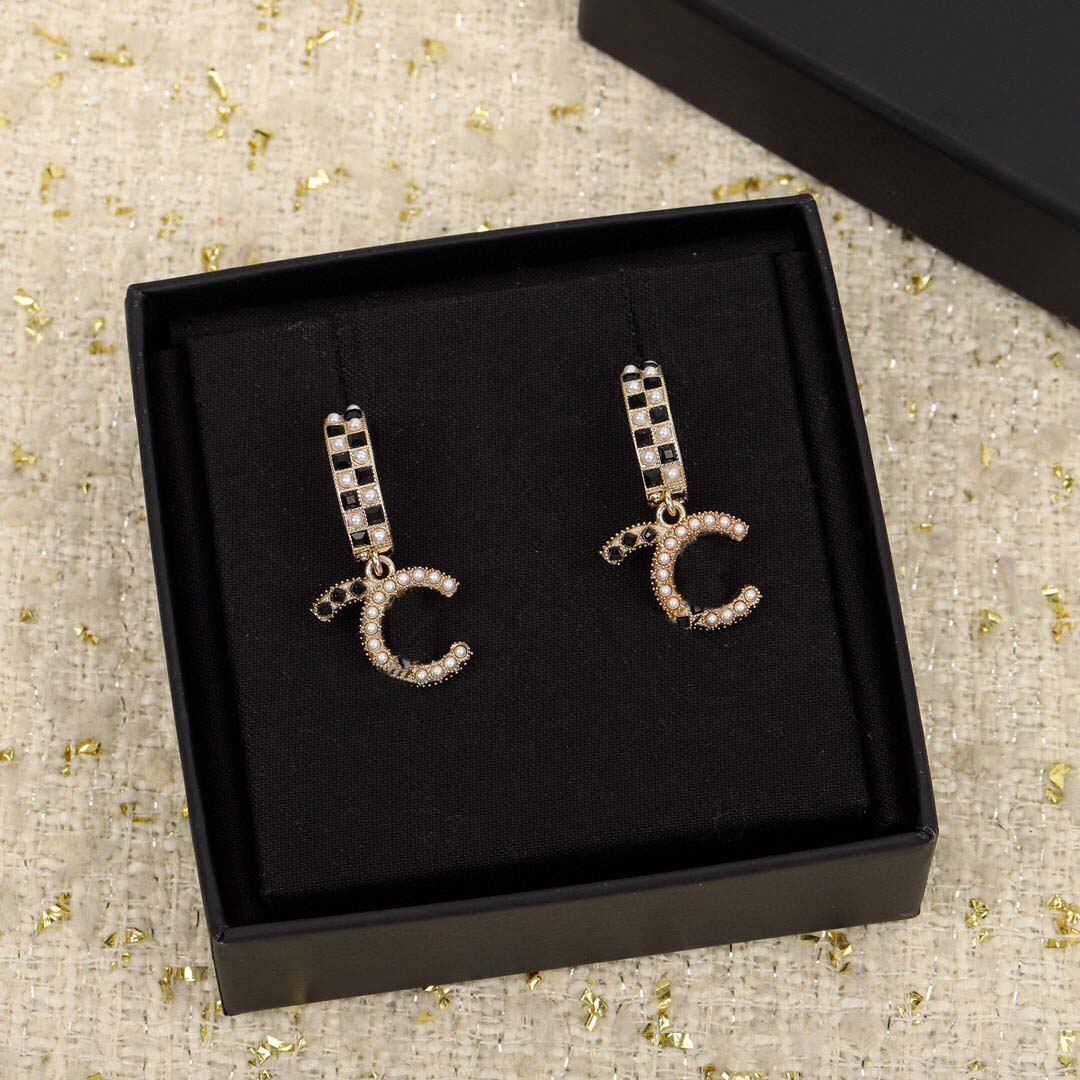 2021 Fashion style Luxury qality drop earring with black diamond and nature shell beads for women wedding jewelry gift have box stamp P3090A
2021 Fashion style Luxury qality drop earring with black diamond and nature shell beads for women wedding jewelry gift have box stamp P3090A