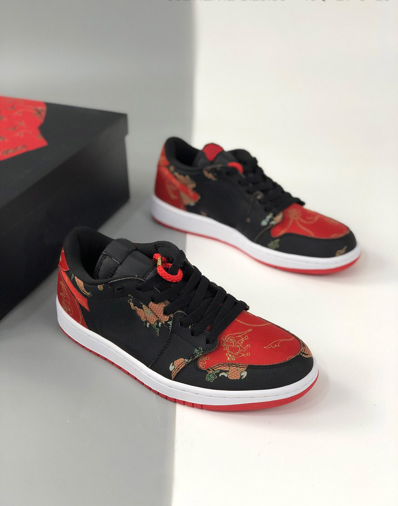 1 Low OG Chinese News Year Men Basketball shoes 1s CNY Black University Red Metallic Gold Women Sports Sneaker Trainer with box
1 Low OG Chinese News Year Men Basketball shoes 1s CNY Black University Red Metallic Gold Women Sports Sneaker Trainer with box