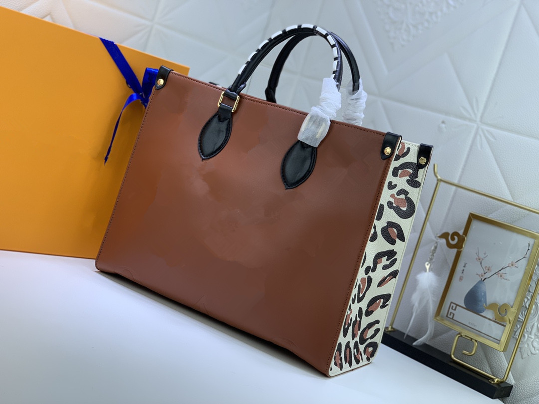 The top quality female designer tote bag presents the classic M45719 in leopard print embossed leather, 34 x 26x 15cm
The top quality female designer tote bag presents the classic M45719 in leopard print embossed leather, 34 x 26x 15cm