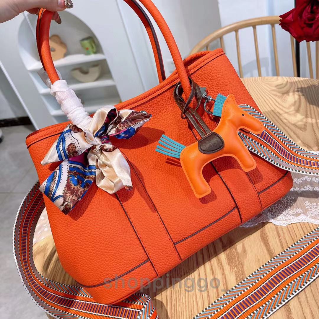 Simple handbag Totes ladies lovely Pony Decorated shoulder bag large volume leather elegant high quality woven shoulders strap, Customize
Simple handbag Totes ladies lovely Pony Decorated shoulder bag large volume leather elegant high quality woven shoulders strap, Customize