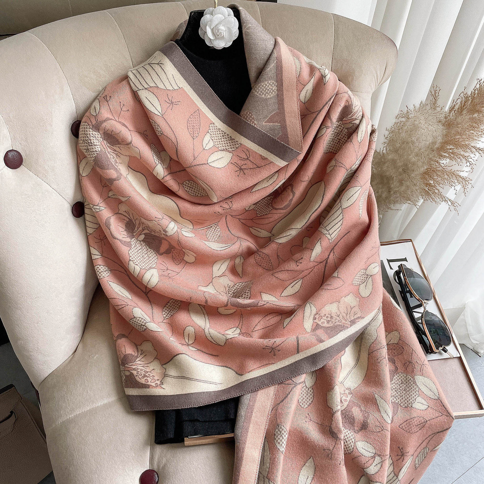 Shawls Artificial Cashmere Scarf Womens Autumn and Rectangular Satin Thin Winter Windproof Thickening Shawl Handmade Curling Decoratio
Shawls Artificial Cashmere Scarf Womens Autumn and Rectangular Satin Thin Winter Windproof Thickening Shawl Handmade Curling Decoratio