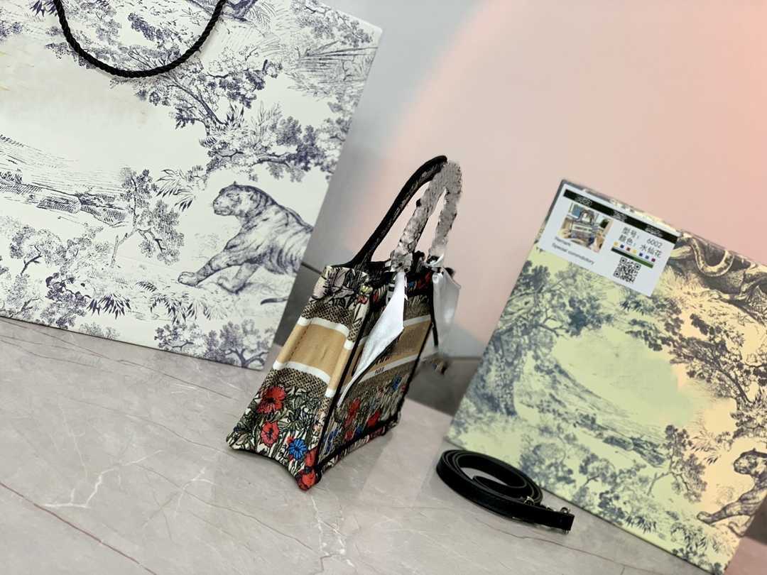 CLASSIC FLOWER 2021 latest fashion bag retro high-quality gradient smudge oil painting series wild street shooting color contrast letters luxury classic, Box
CLASSIC FLOWER 2021 latest fashion bag retro high-quality gradient smudge oil painting series wild street shooting color contrast letters luxury classic, Box
