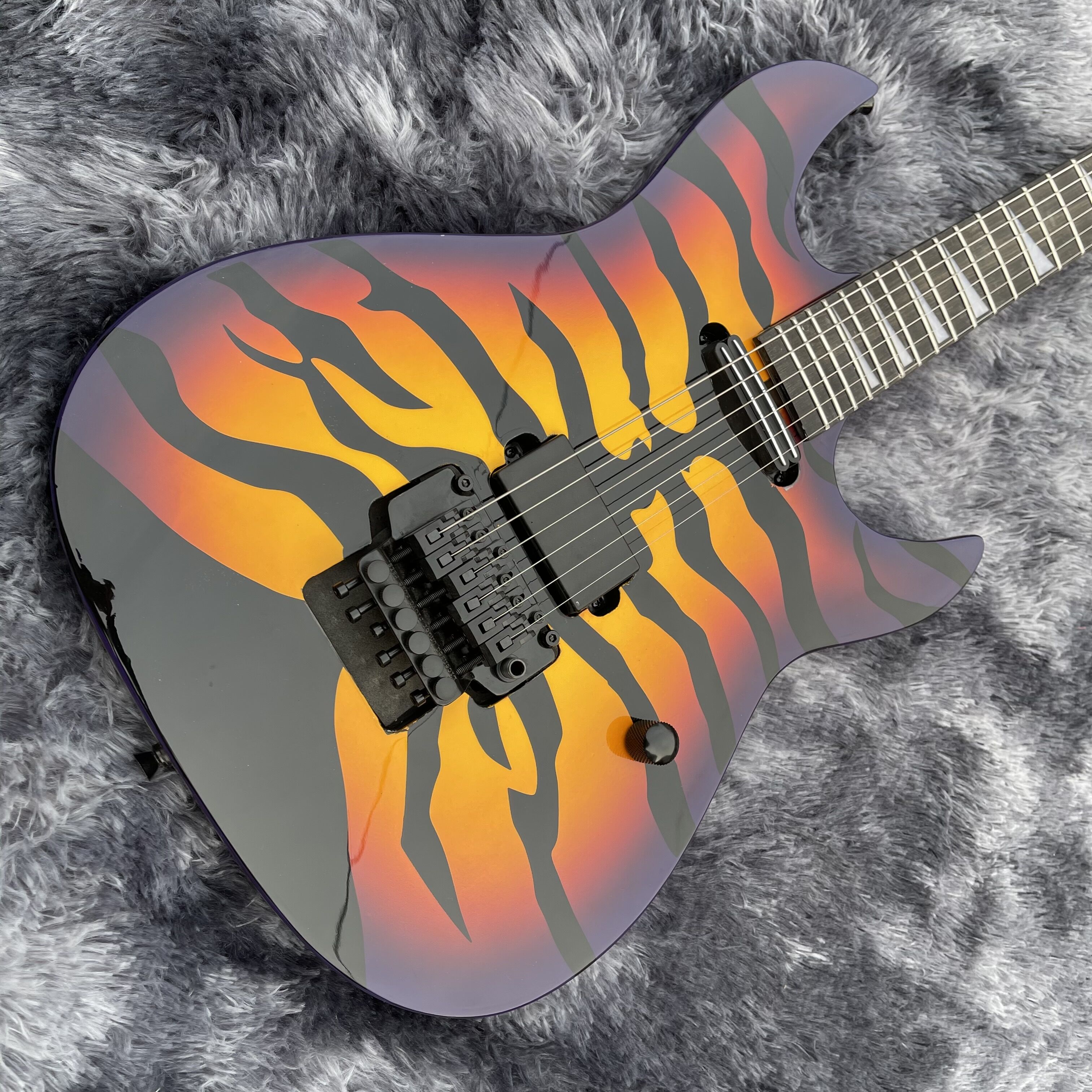 Rare George Lynch Tiger Stripe Sunburst Purple Edge Electric Guitar Ebony Fingerboard, Floyd Rose Tremolo
Rare George Lynch Tiger Stripe Sunburst Purple Edge Electric Guitar Ebony Fingerboard, Floyd Rose Tremolo