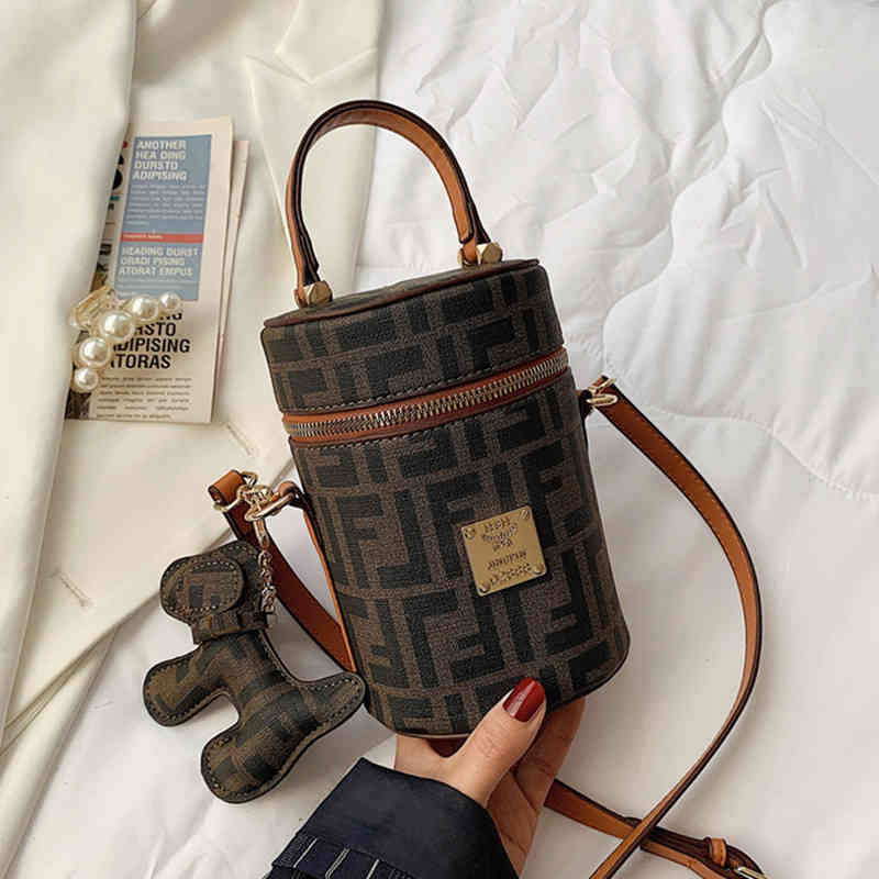 bucket new screen red printing one shoulder cross carrying personalized Pattern women's bag, Black belt pendant
bucket new screen red printing one shoulder cross carrying personalized Pattern women's bag, Black belt pendant