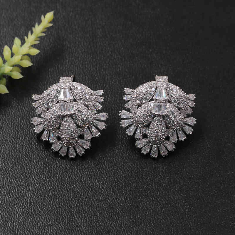Lanyika Fashion Jewelry Original Western Exquisite Earrings Stud Micro Pave Popular for Daily Wedding Party Luxury Best Gift 210325, Golden;silver 
Lanyika Fashion Jewelry Original Western Exquisite Earrings Stud Micro Pave Popular for Daily Wedding Party Luxury Best Gift 210325, Golden;silver