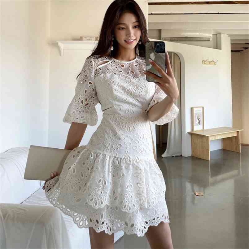 Elegant Hollow Out Dress Women Puff Sleeve Embroidery Lace White Ruffles Cake Beach Mini Dresses Female Summer Vestidos 210519
Elegant Hollow Out Dress Women Puff Sleeve Embroidery Lace White Ruffles Cake Beach Mini Dresses Female Summer Vestidos 210519