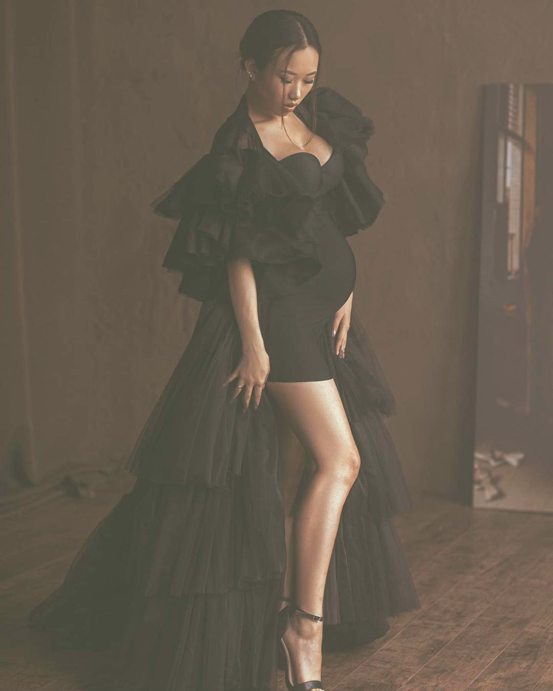 Fashion Pregnant Women Photoshoot Dress Sleepwear Black Tiered Ruffles Long Sleeve Party Evening Gown Bathrobe Nightdress