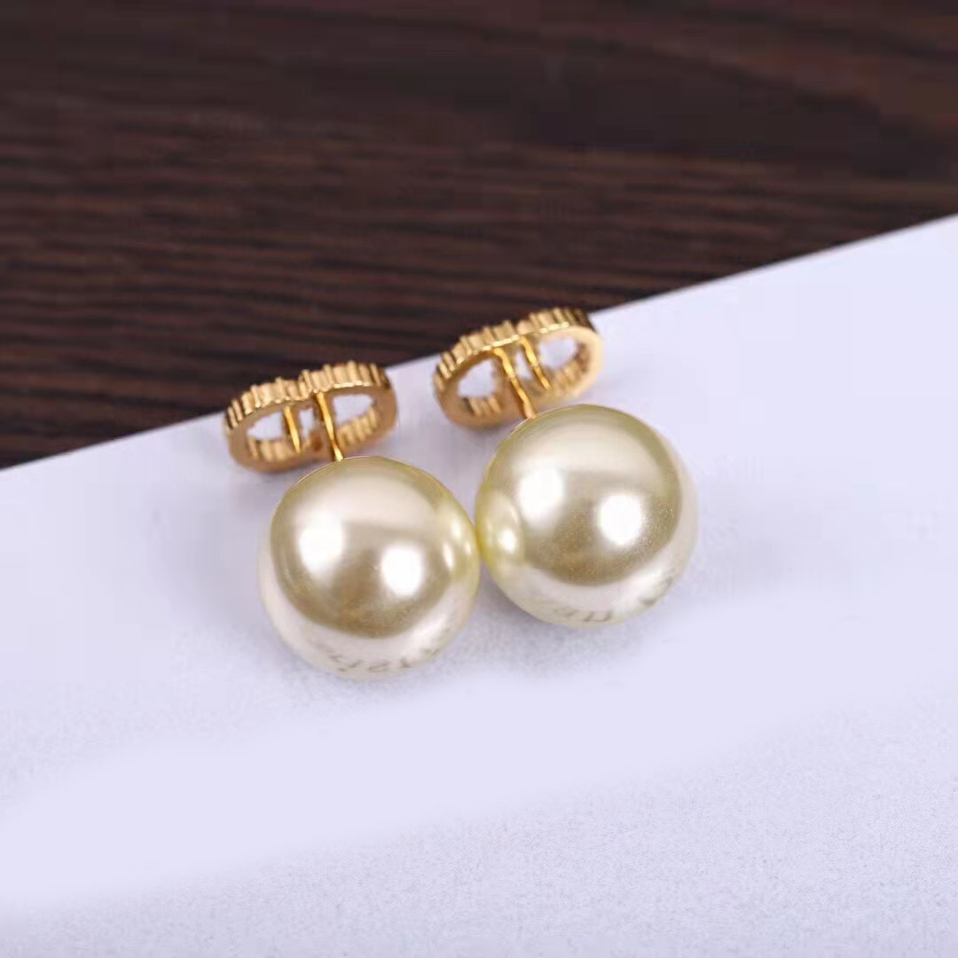 2021 new fashion simple diamond pearl earrings for women party lovers gift engagement jewelry, Golden;silver
2021 new fashion simple diamond pearl earrings for women party lovers gift engagement jewelry, Golden;silver