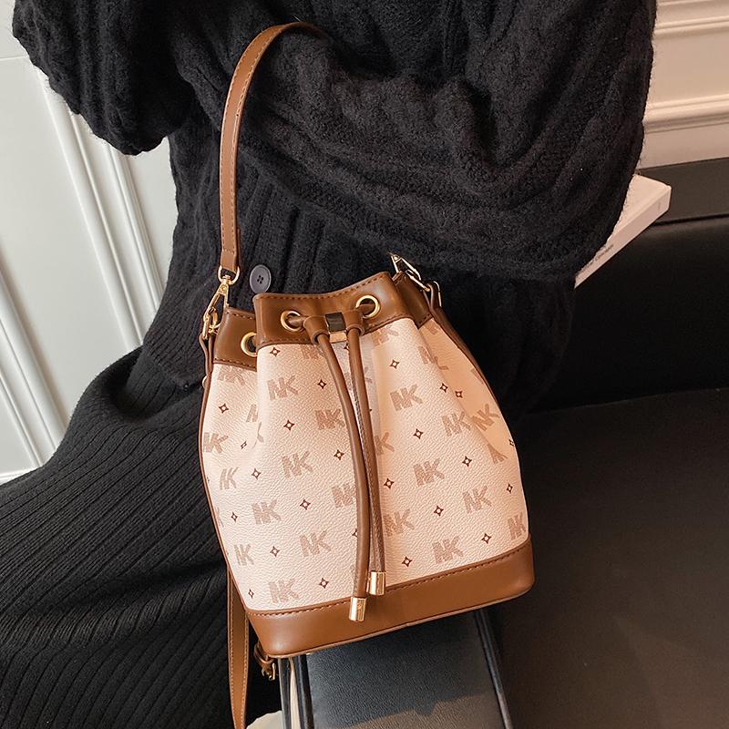 Shoulder Bags Lnv 2021 Winter Fashion Retro Letter Drawstring Bag For Women Pu Leather Small Handbag Luxury Designer Travel, Coffee
Shoulder Bags Lnv 2021 Winter Fashion Retro Letter Drawstring Bag For Women Pu Leather Small Handbag Luxury Designer Travel, Coffee