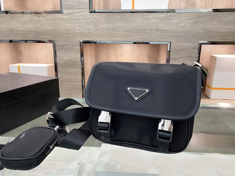Brand 22ss fashion designer messenger bag triangle brand shoulder bag canvas black handbag man woman Cross Body
Brand 22ss fashion designer messenger bag triangle brand shoulder bag canvas black handbag man woman Cross Body