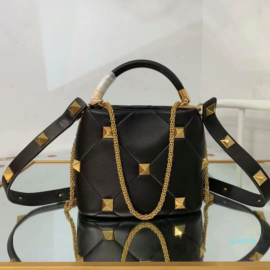 Luxurys Designers Bags Crossbody Handbags Plain Lock Chains Genuine Leather Rivet flap Roman Stud
Luxurys Designers Bags Crossbody Handbags Plain Lock Chains Genuine Leather Rivet flap Roman Stud