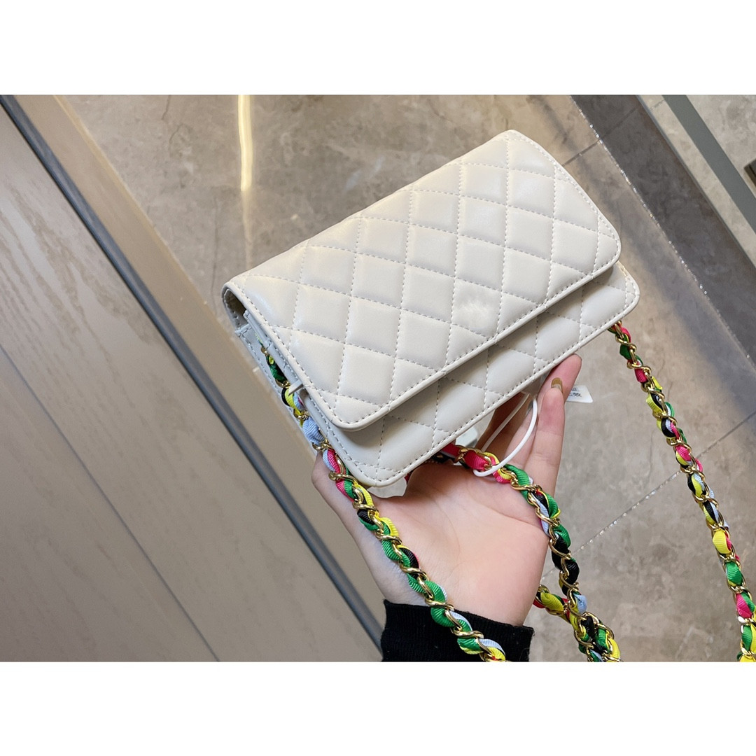 High-quality handbags, ladies messenger bags, classic designer styles, fashionable leather shoulder bags, checkered patterns
High-quality handbags, ladies messenger bags, classic designer styles, fashionable leather shoulder bags, checkered patterns