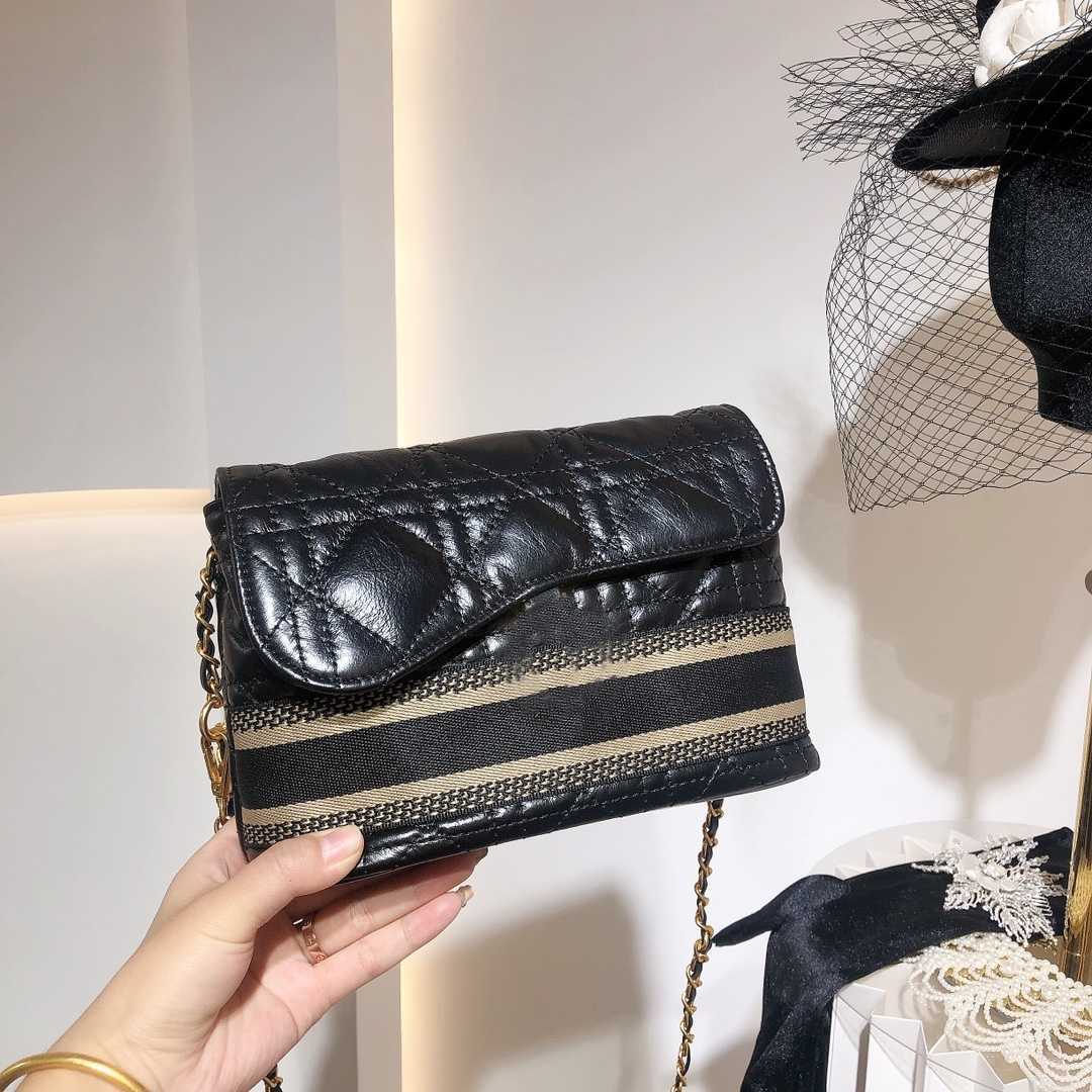 CLASSIC FLOWER 2021 latest fashion bag retro high-quality leather quilted geometric series wild street shooting letter pendant luxury classic designer
CLASSIC FLOWER 2021 latest fashion bag retro high-quality leather quilted geometric series wild street shooting letter pendant luxury classic designer