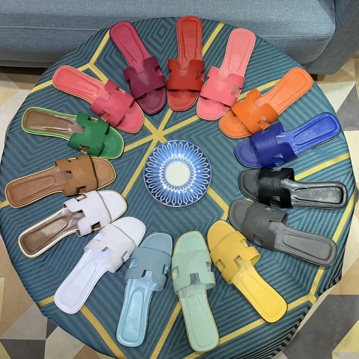 2021 TOP Designer H Slipper Luxury Sandals Ladies Women Genuine 100% Leather Flat Shoe Oran Sandal Party Wedding Shoes Summer Beach With Box Fat Big Size35-42
2021 TOP Designer H Slipper Luxury Sandals Ladies Women Genuine 100% Leather Flat Shoe Oran Sandal Party Wedding Shoes Summer Beach With Box Fat Big Size35-42