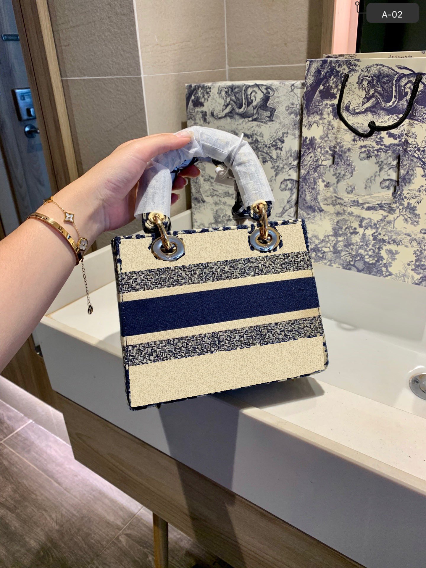 Embroidered shoulder bag, blue coconut tree, brown leopard print, fashionable and classic all-match, size. Large 25. Medium 23. Small 20
Embroidered shoulder bag, blue coconut tree, brown leopard print, fashionable and classic all-match, size. Large 25. Medium 23. Small 20