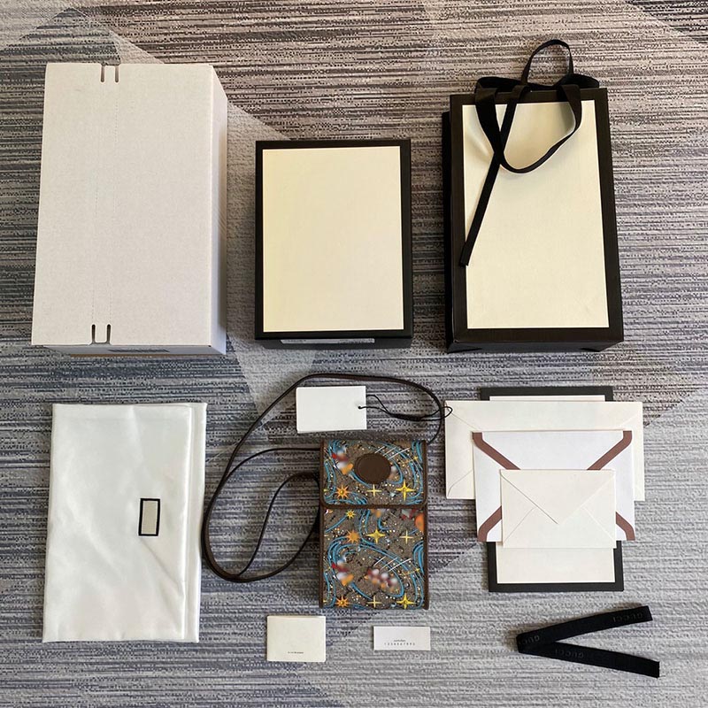 Top Quality real leather Luxurys Designers phone Bags small luxury cross body handbags women Tote shoulder Bag for men size 11.5*18*3.5cmcm
Top Quality real leather Luxurys Designers phone Bags small luxury cross body handbags women Tote shoulder Bag for men size 11.5*18*3.5cmcm