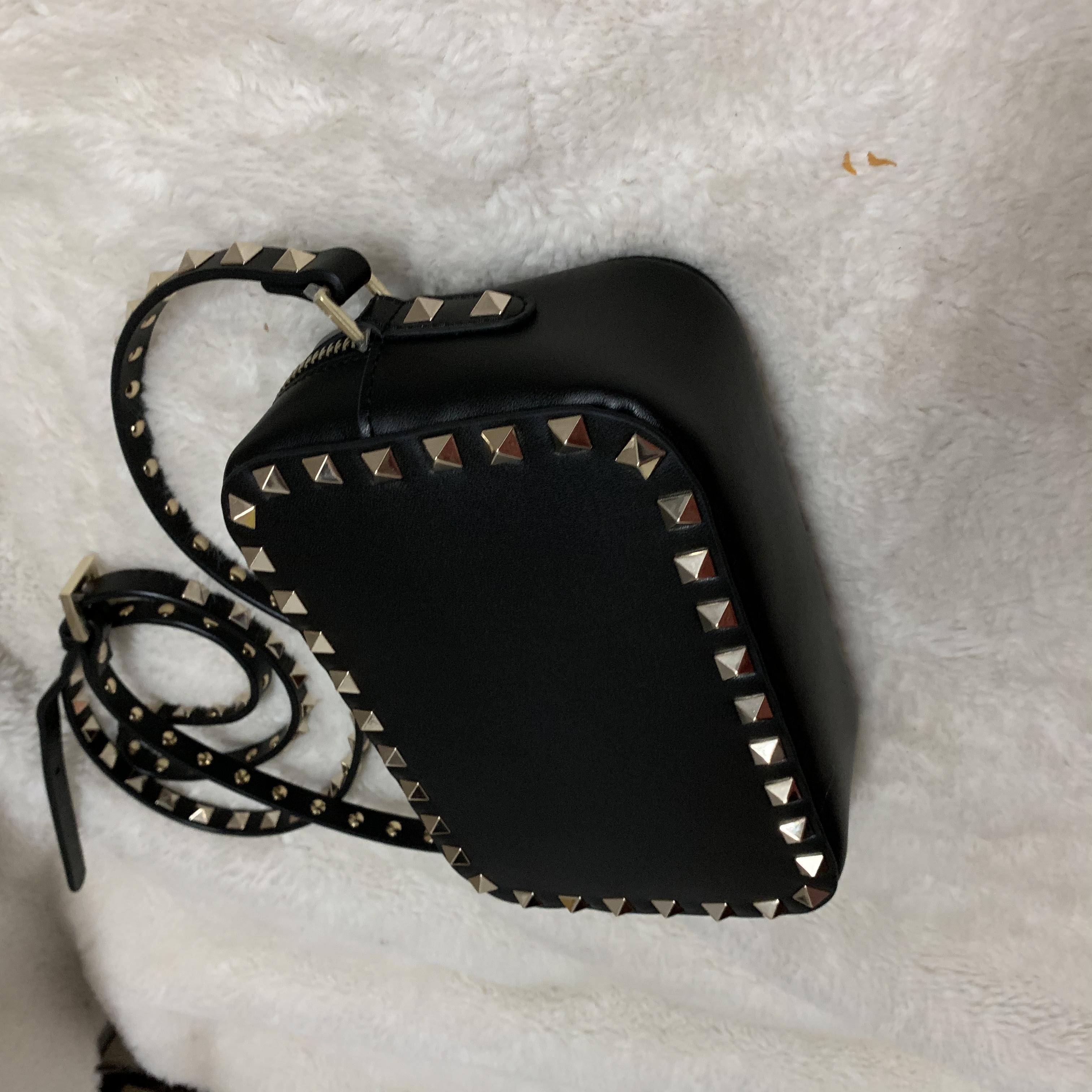 2021 Luxurys designers clutch bag Gold Rivet Handbags travel backpack Fla Small black square crossbody bags camera bagred nude Pink red colors, Black black rivet
2021 Luxurys designers clutch bag Gold Rivet Handbags travel backpack Fla Small black square crossbody bags camera bagred nude Pink red colors, Black black rivet