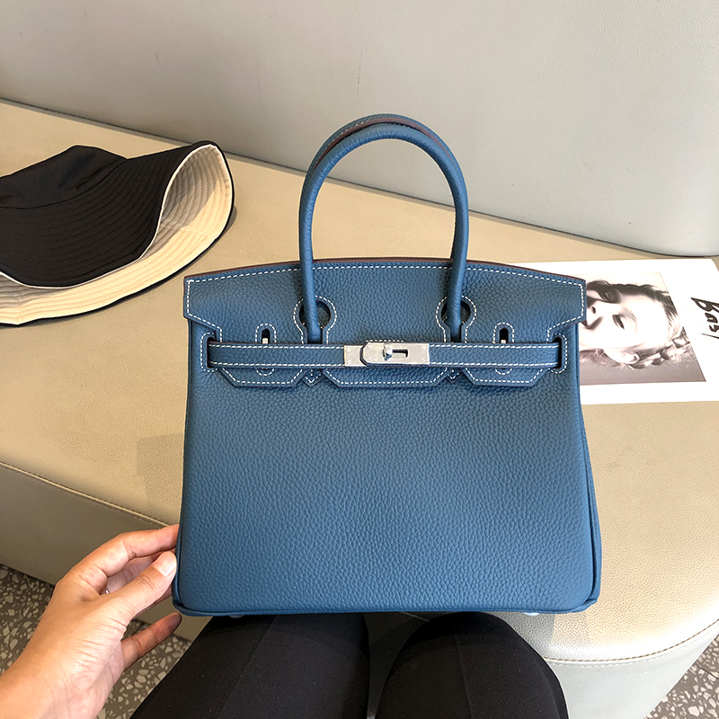 2020 Everyone Lychee Pattern Genuine Leather Bag Silver Buckle First Layer Cowhide Handbag Lady Bag Internet Celebrity Same Shoulder Messeng, Black 25cm black silver buckle
2020 Everyone Lychee Pattern Genuine Leather Bag Silver Buckle First Layer Cowhide Handbag Lady Bag Internet Celebrity Same Shoulder Messeng, Black 25cm black silver buckle