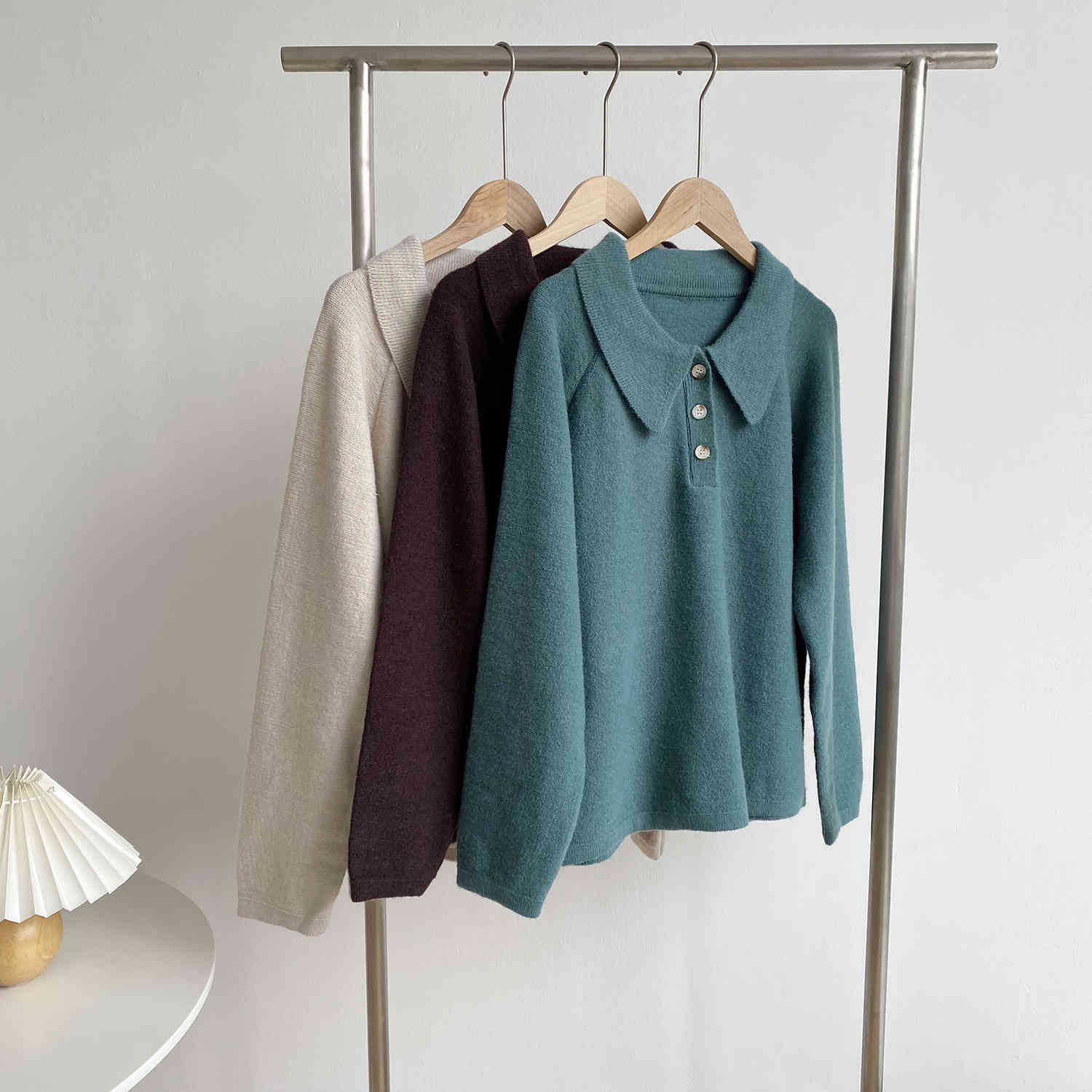 Sweaters Women's knitted lapel autumn solid color loose-fitting sweater, Red chestnut.
Sweaters Women's knitted lapel autumn solid color loose-fitting sweater, Red chestnut.