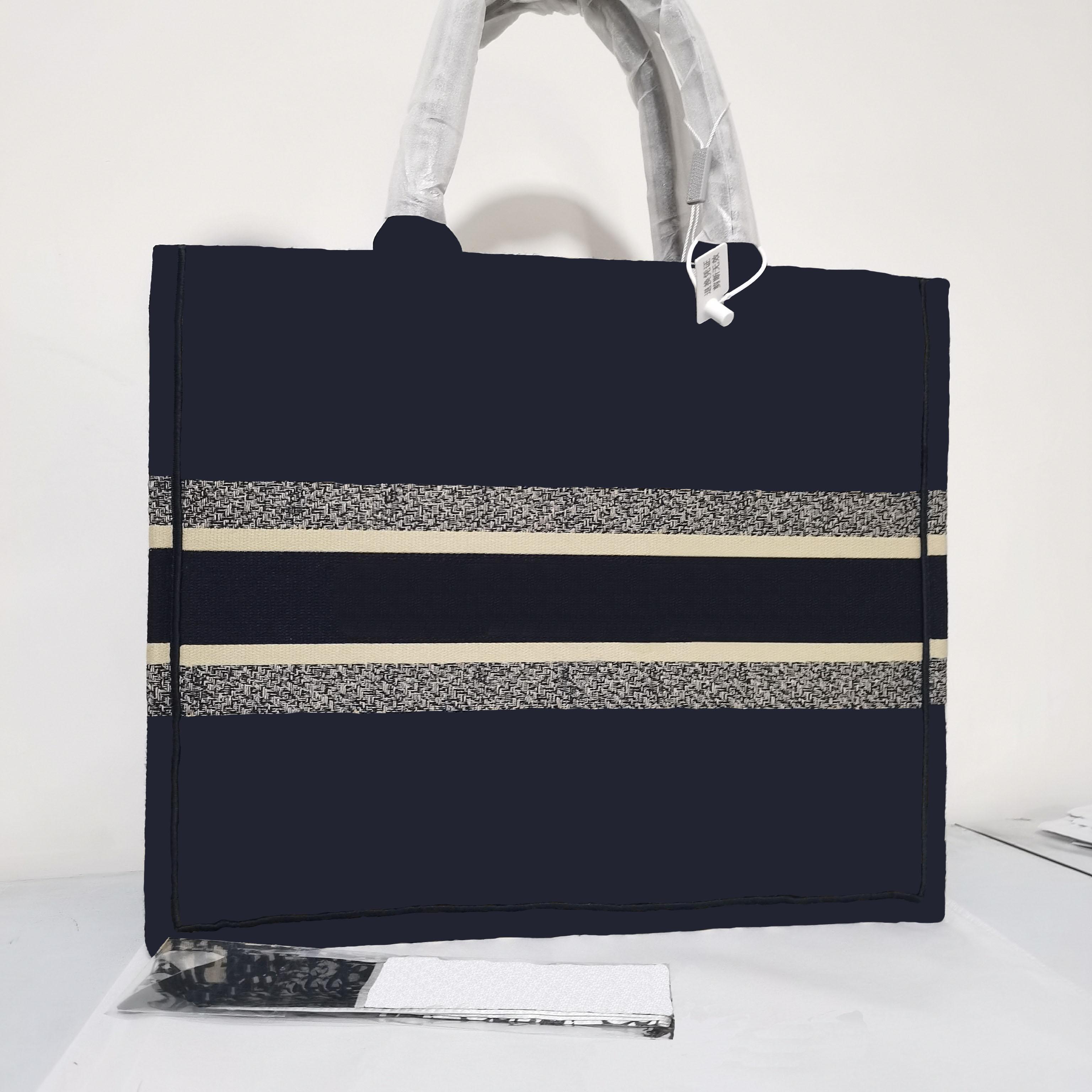 Luxury 5a embroidery ladies bag classic brand three-dimensional texture canvas large capacity shoppingbag top high quality handbag, No bag
Luxury 5a embroidery ladies bag classic brand three-dimensional texture canvas large capacity shoppingbag top high quality handbag, No bag